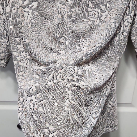 Dress Barn Silver Gray with Floral design V-Neck Sequined Blouse size Large - Picture 6 of 6